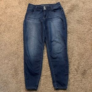 M Jeans by Maurice’s Mid-Rise Medium Short